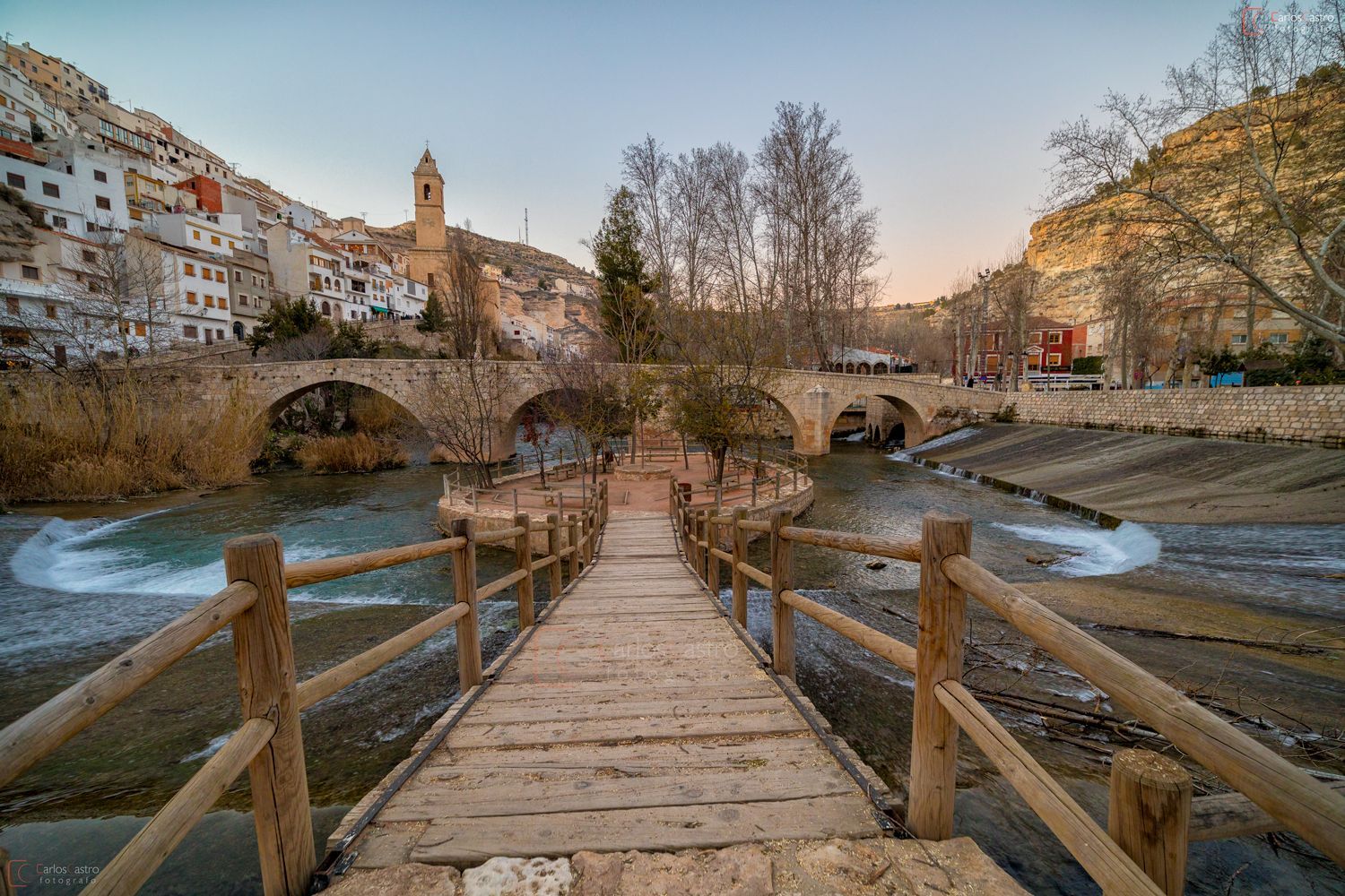 Vista de Alcalá del Júcar con el puente sobre el río y el castillo en lo alto