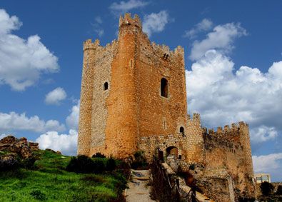 Castillo de Alcalá del Júcar sobre el acantilado